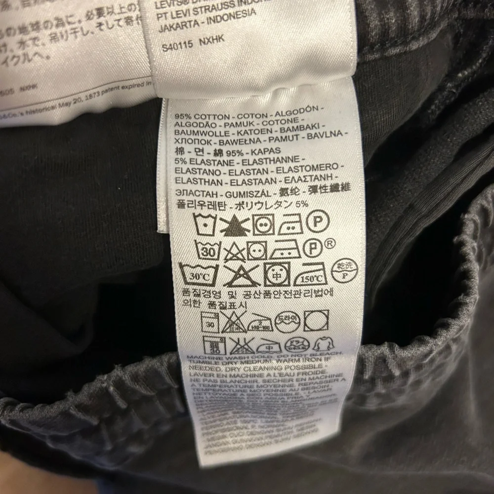 Levi’s Men Black Shorts Size Medium